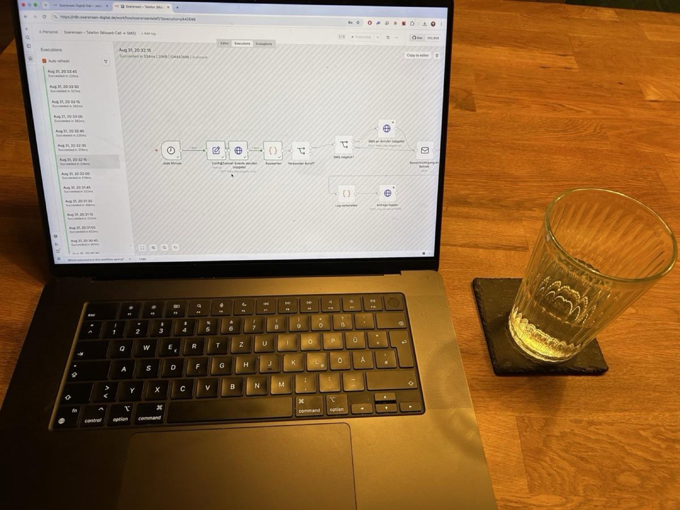 Carl Sörensen arbeitet abends am Küchentisch am Laptop